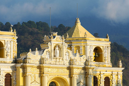 模式IglesiadeLaMerccied在中美洲危地马拉安提瓜的黄教堂白色城市图片