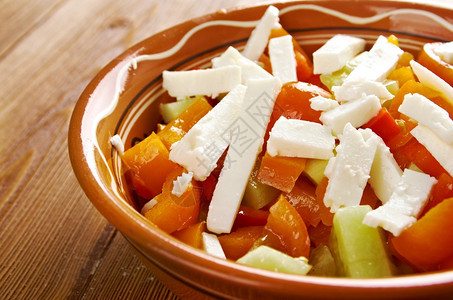 盘子马其顿语沙拉也称为保加利亚马其顿塞尔维亚波斯尼和克罗地的沙拉由西红柿黄瓜洋葱煮菜生辣或烤椒粉制作油图片
