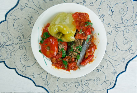 绿色盘子Badimcanbiberpomidordolmasi阿塞拜疆各地的豆类胡椒和西红柿穿过图片