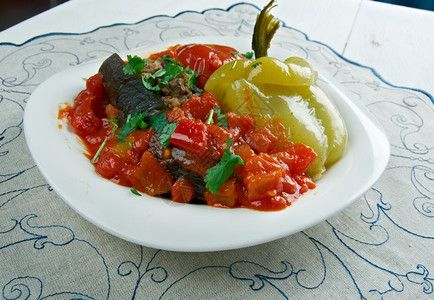 准备好的波米多尔番茄Badimcanbiberpomidordolmasi阿塞拜疆各地的豆类胡椒和西红柿图片