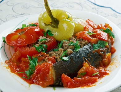 准备好的卓玛Badimcanbiberpomidordolmasi阿塞拜疆各地的豆类胡椒和西红柿蔬菜图片
