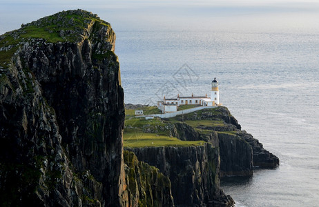 沿着斯凯苏格兰涅特点一带令人呼吸的海悬崖远景旅行图片