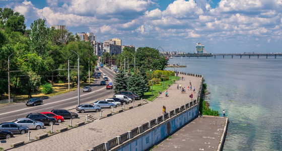 乐趣第聂伯罗乌克兰07182乌克兰第聂伯罗城堤在阳光明媚的夏日乌克兰第聂伯罗城堤20年7月18日船图片