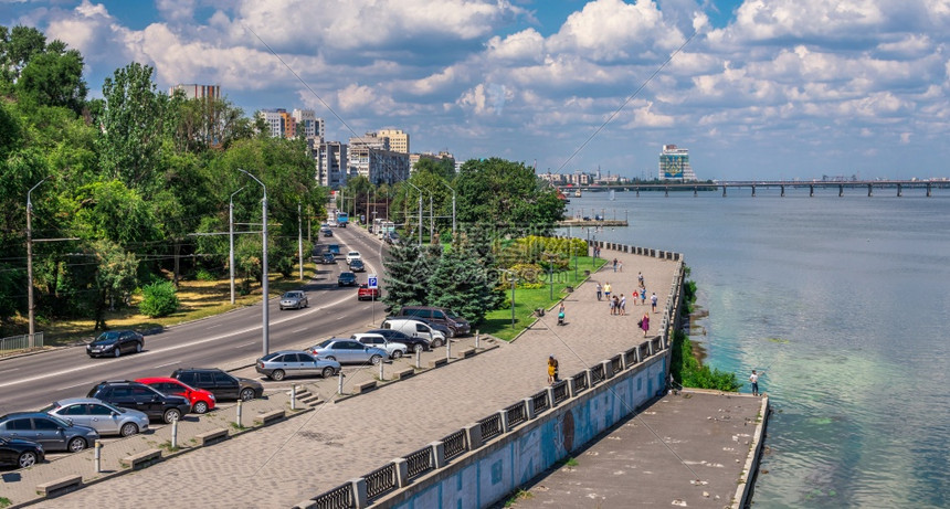 乐趣第聂伯罗乌克兰07182乌克兰第聂伯罗城堤在阳光明媚的夏日乌克兰第聂伯罗城堤20年7月18日船图片