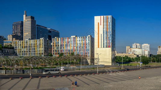 目的地乌克兰第聂伯罗07182阳光明媚的夏日乌克兰第聂伯罗市中心的现代建筑乌克兰第聂伯罗市中心的现代建筑物公园图片