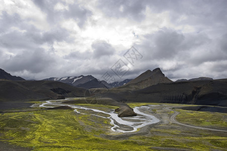 花朵绿色河被淹在冰岛兰特曼那劳加地区火山脊之间在高覆盖的一天里自然图片