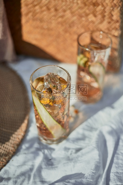 食物自然雏菊夏季在草地上野餐图片