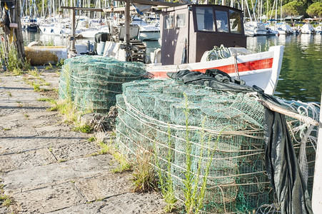 螃蟹船商业钓鱼底渔船上码头的捞小鱼圈花盆背景