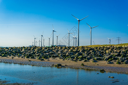 环境力量海滩上布满岩石和水的风力磨粉厂公园天空图片