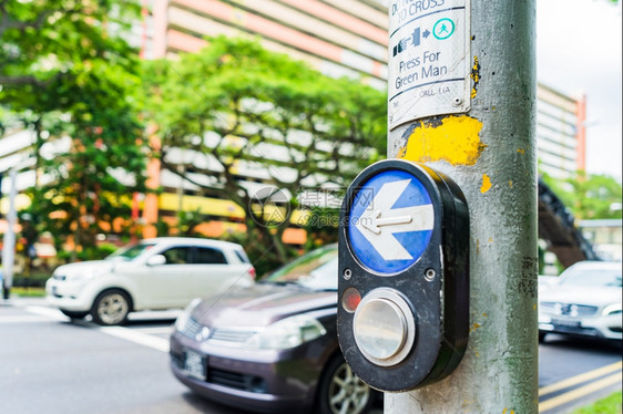 象征本底交通灯和汽车的按钮背景交通灯和的按钮位于机制路口街上灯交汇处的通安全系统控制下交通灯叉点接近Button用于提供交通图片