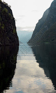 挪威湾和山丘的春季旅游度假和行游期和行欧洲河水图片