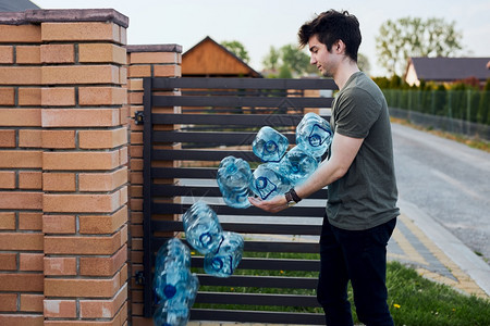蓝色的户外收集塑料废物以回收塑料污染概念和太多塑料废物的环保问题9612B73821A环境议题62扔图片