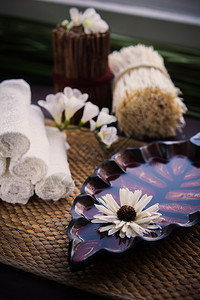 白色的治疗木制一堆白毛巾箱水和朵花的供温泉疗养用鲜花入口一堆白毛巾箱水和朵花图片