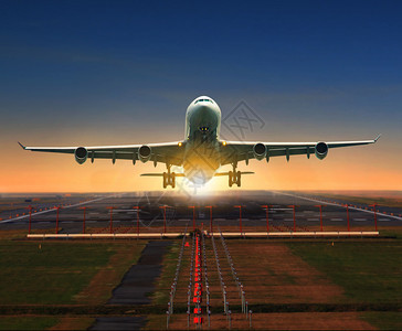 晚上早晨黄昏从机场跑道起飞用于旅行和后勤主题的飞机行及后勤专题图片