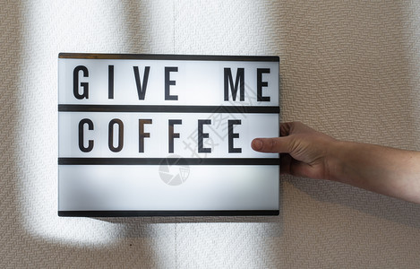 发光的象征消息给我咖啡在照明板上饮用概念与文本日光从窗户房间内部黑色字母咖啡在白墙纸上笔记图片