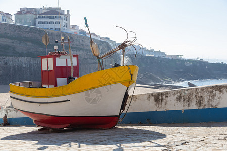 海景运输抓住渔获后沿海岸的小型旧渔船图片