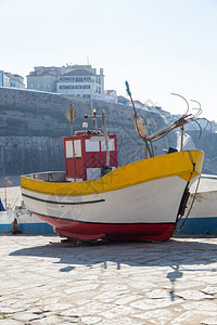 海上老的水渔获后沿海岸的小型旧渔船图片