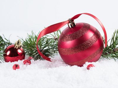 阳光红圣诞舞会和丝带在雪中圣誕配有和诞装饰树干绿色图片