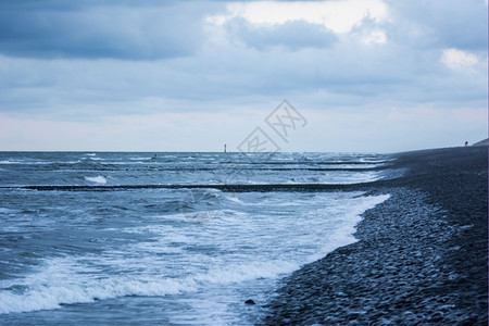 岩石夏天季节海与荷兰的断裂水相交合图片