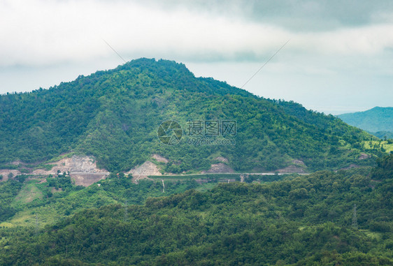 叉蓝色的旅行跨越公园中山顶高的公路图片