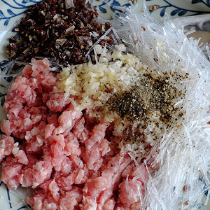 越南鸡蛋卷春或焦的原材料是越南菜食中流行的物用肉料和米纸包装袋填充或者为了受欢迎的图片