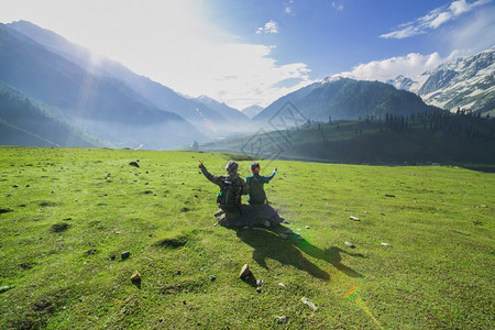 提高活动年轻夫妇在山上徒步旅行图片