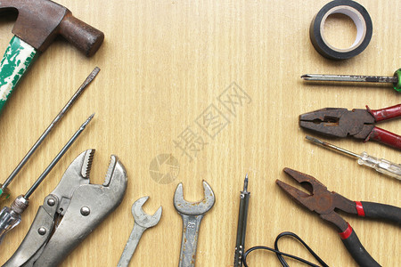 拧紧木头优质的维修和建筑工具设备用于修理和建造图片