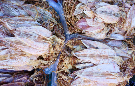 制作团体干粉碎的鱿鱼是一种干燥的海鲜产品由鱿鱼或小白鲸制成通常在亚洲沿海地区在越南露天市场展示这是流行的街头零食道图片