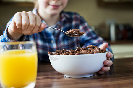 喝白种人厨房食糖早饭品店女孩近距离吃一碗甜早餐垂直的图片