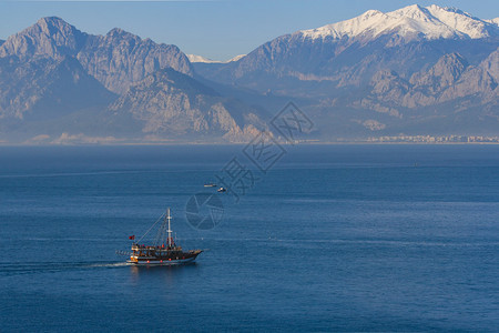 蓝色的地标安塔利亚海和山上风景一艘在海上漂浮的船火鸡图片