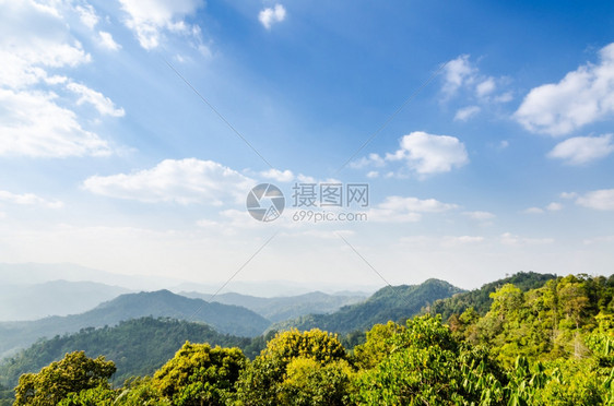 泰国KaengKrachan公园Phitechaburi省PanoenThung风景点山上高角蓝色天空户外树碧武里图片