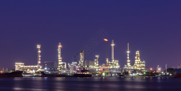石油泰国曼谷黄昏时点亮炼油厂的灯光夜晚图片