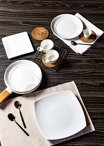 用具吃餐桌在黑暗背景上空白色盘子与叉和勺一起餐厅图片