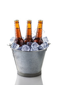 强光一桶冰啤酒瓶中的一桶白底孤立的冰块中啤酒瓶水寒冷图片