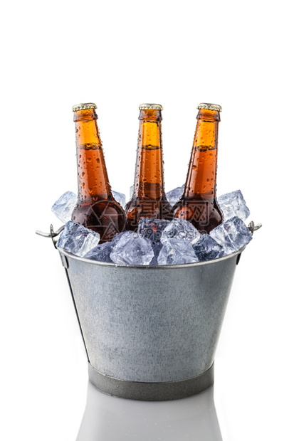 强光一桶冰啤酒瓶中的一桶白底孤立的冰块中啤酒瓶水寒冷图片