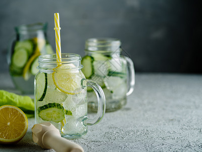 柠檬汽水清洁起泡健康食品概念脱毒谱含柠檬和黄瓜的马森水罐中健康的脱毒饮食图片