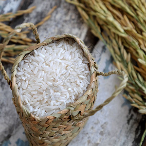 近距离的稻谷和木本底种黄米和一篮子谷物中的大米干燥农业配给图片