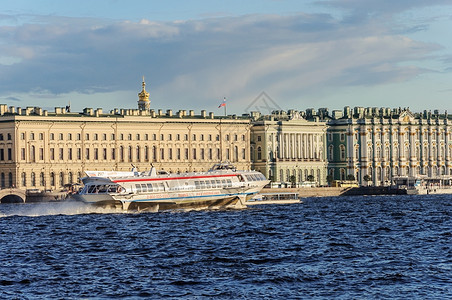 冬宫堤快速地俄罗斯圣彼得堡冬季宫埃米蒂奇博物馆附近的Neva河上客轮水流速快艇Meteor图片