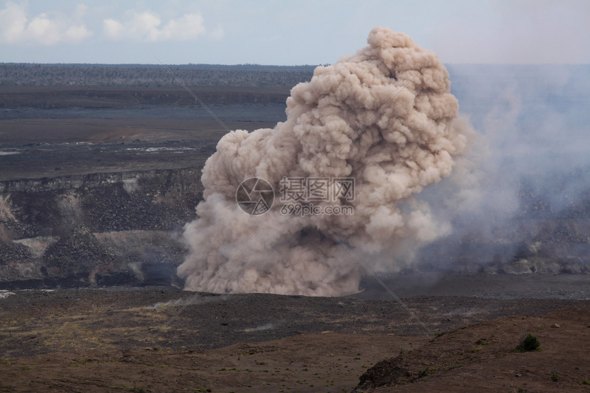 BigIsland夏威夷火山口烟云雾变暗突然暴力图片