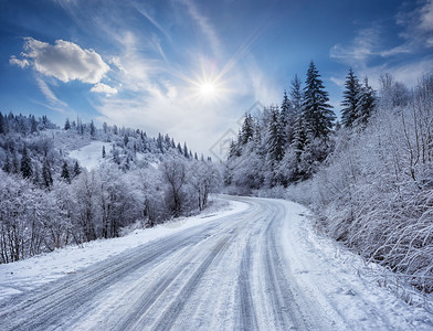乡村的在山上铺有雪公路冬季风景自由与移动的概念山上铺有雪的公路山上铺有雪树木景观图片