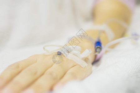 病床上注射盐水的病人图片