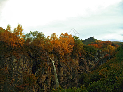 溅山北高加索的蜜蜂瀑布旅行秋天落下图片