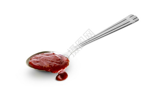 溅蘸红色的用勺子里红烧烤酱孤立在白色背景和剪切路径上图片