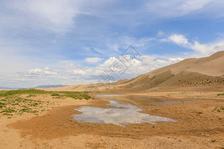 颜色Gobi沙漠的云层蒙古元洪森旅行沙丘图片