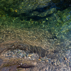 湖质地水下山河中的石块清除图片