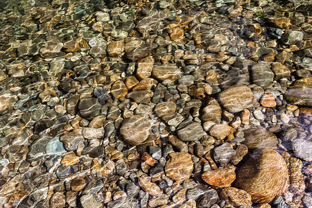 水下山河中的石块运动湖丰富多彩的图片