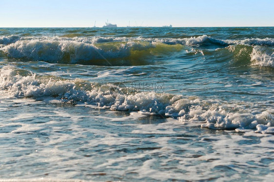 黑色的运动夏天海浪与白色泡沫海浪与白色泡沫的海浪图片