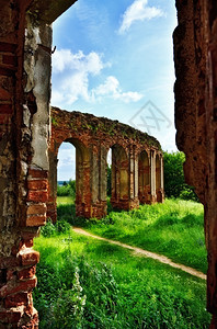 窗户堡垒阳光明媚的夏日古老城堡废墟砖图片