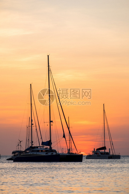 日落时海上帆船停靠的轮椅游艇户外夏天图片