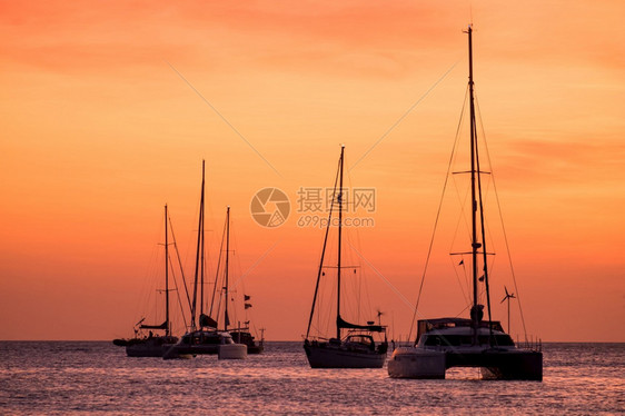 日落时海上帆船停靠的轮椅自然海洋运动图片